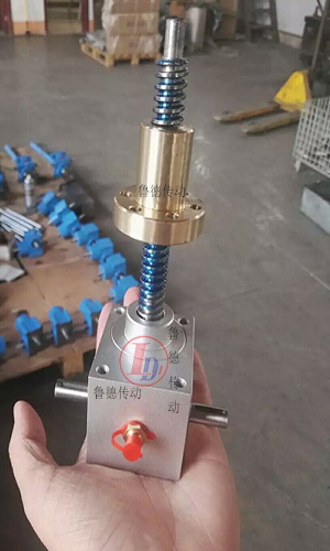 不（bú）鏽鋼絲杆升降機